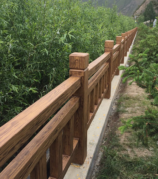 红桥景区水泥凹凸护栏仿木纹施工
